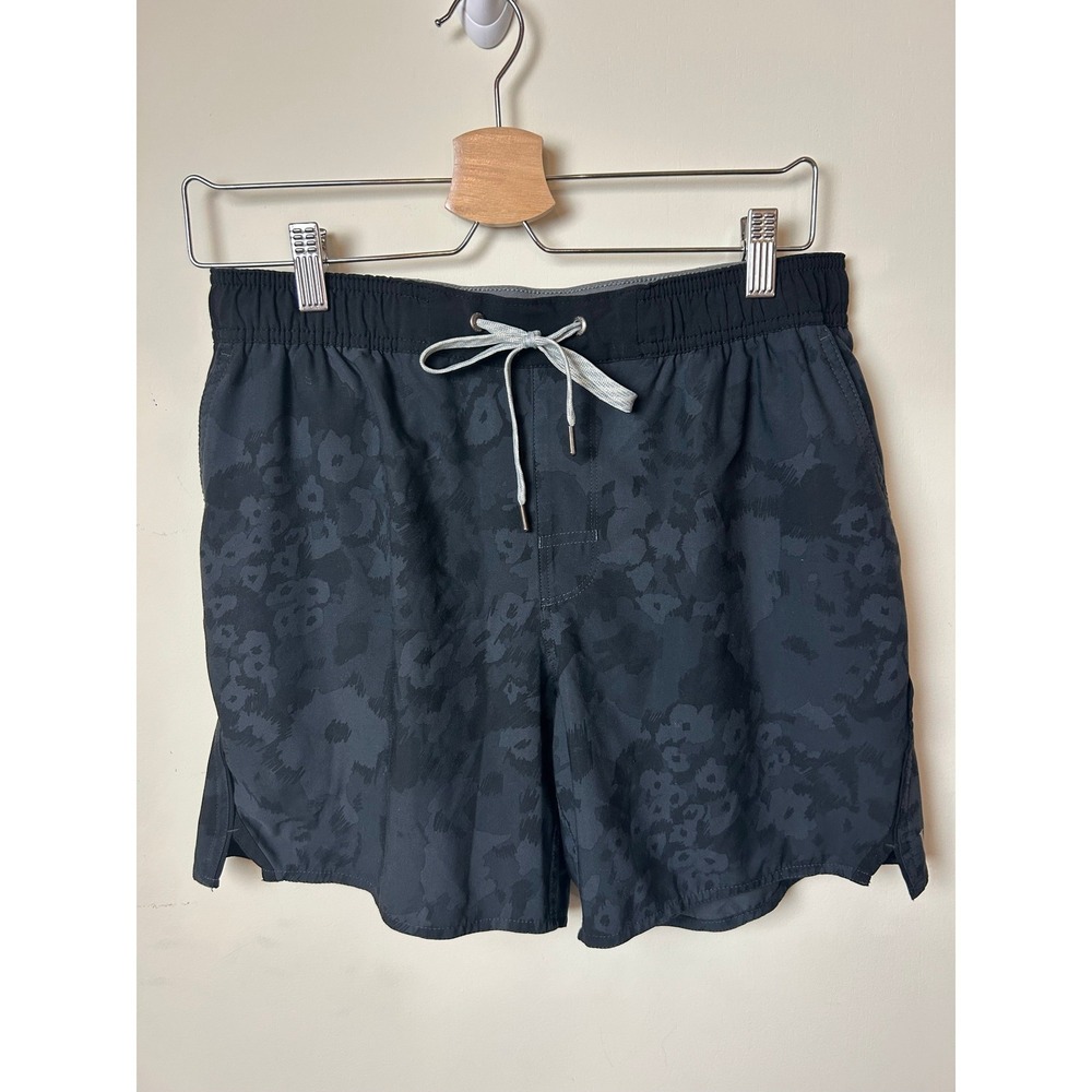 Vuori Kore Shorts Mens Medium Black Leopard Camo Athletic Training Gym Summer